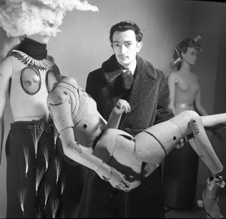 Denise Bellon, Salvador Dali portant un mannequin d’artiste, 1938 © Les films de l’Equinoxe – Fonds photographique Denise Bellon, Paris