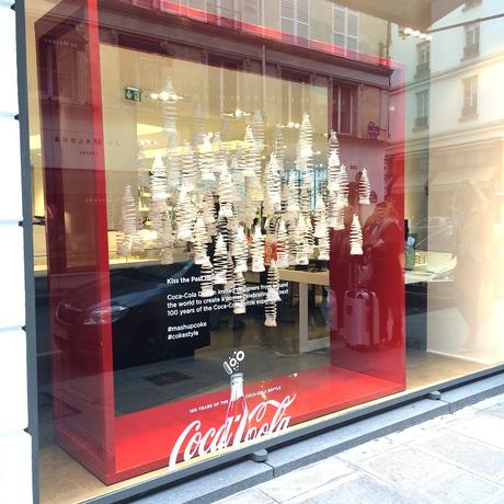 Vitrine Colette 100 ans Coca-Cola 100 ans bouteille Contour