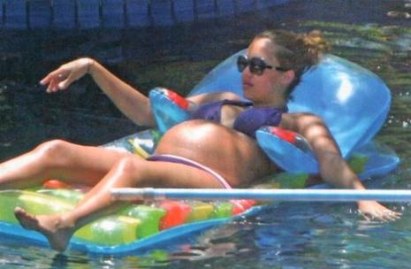 Jessica Alba bronze au bord d’une piscine