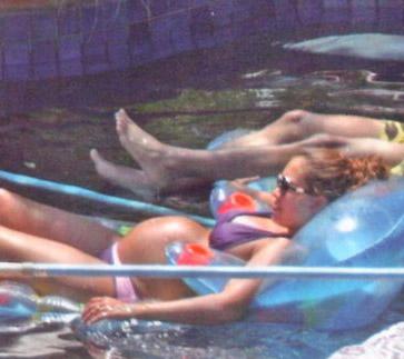Jessica Alba bronze au bord d’une piscine