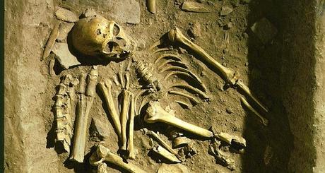 Tombe de Neandertal découverte en 1908 à La Chapelle-aux-Saints, en Corrèze (France). Que l’hominidé ait inhumé ses morts montre qu’il avait déjà une construction symbolique du monde très puissante. (DR)