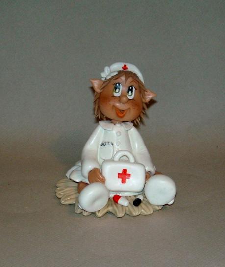 Petite elfe infirmière personnalisée en porcelaine froide
