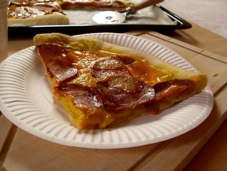 Pizza salami chorizo cheddar (Vegan)