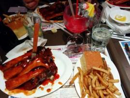 ribs de boeuf, travers de boeuf, plat au restaurant BBQ Dallas