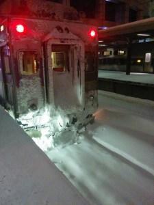 train lors d'une tempête de neige