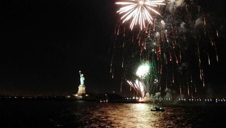 feu d'artifice sur la Statue de la Liberté pour le nouvel an