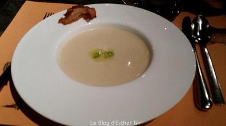 Velouté d'asperges en deux façons et chips de poitrine de porc