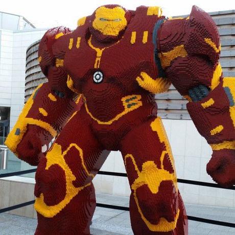 Un #Hulkbuster en taille réelle entièrement fait de #LEGO ! | À Voir