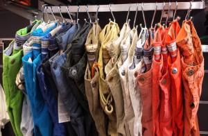 Tout un arc en ciel de couleurs pour la nouvelle collection de bermudas hommes chez 10 la boutique, magasin de vêtements hommes à GENAS