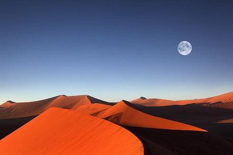 sossusvlei-sand-dunes-full-moon-and-beautiful-red-sand-dunes
