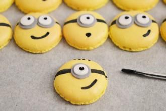 Et dessinez la bouche (avec un trait ou un point suivant l'expression que vous voulez) et les cheveux