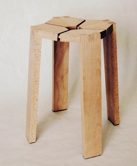 Un petit tabouret par Boris Beaulant