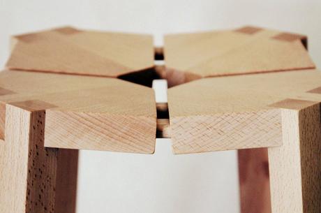 Un petit tabouret par Boris Beaulant