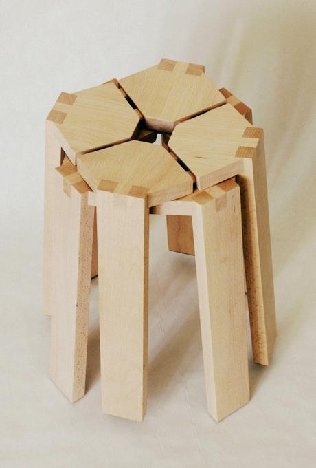 Un petit tabouret par Boris Beaulant