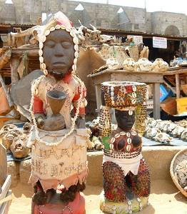 Statuettes sur un marché d'art ©Nicolas Moreau