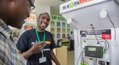M-Kopa apporte l’électricité prépayée dans les pays en voie de développement