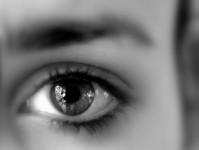 Santé..l'oeil féminin plus fragile !
