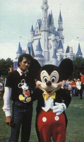 Michael-and-Mickey-Mouse-michael-jackson-24254860-296-500