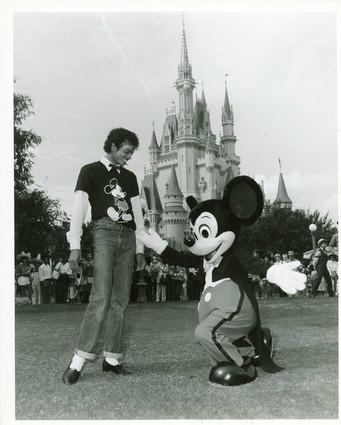 Michael-and-Mickey-Mouse-michael-jackson-24254840-341-425