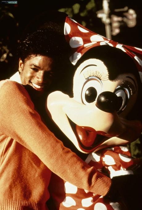 michael-films-a-special-at-disneyland-for-disneys-25th-anniversary(15)-m-1
