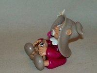 Boite à dragée avec bébé elfe et son doudou en porcelaine froide