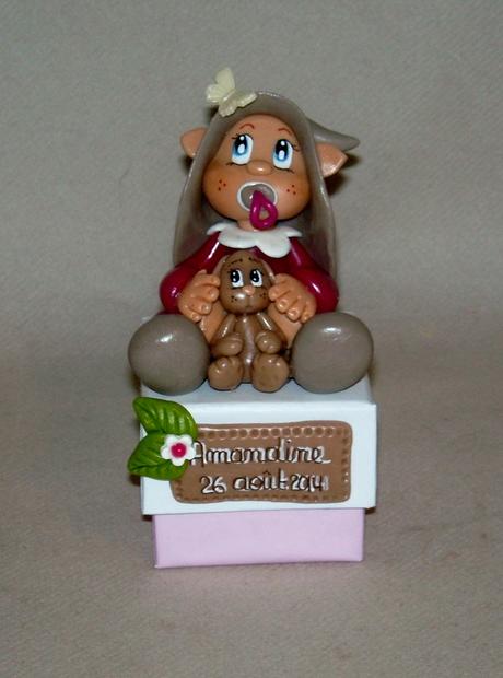 Boite à dragée avec bébé elfe et son doudou en porcelaine froide