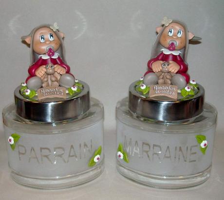 Boite à dragée avec bébé elfe et son doudou en porcelaine froide