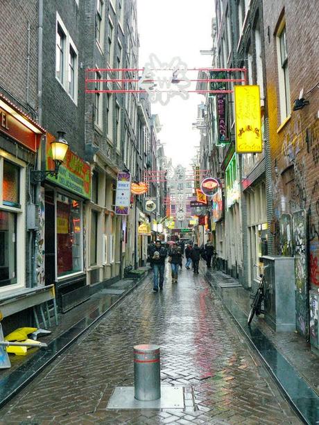 Rue typique piétonne à Amsterdam