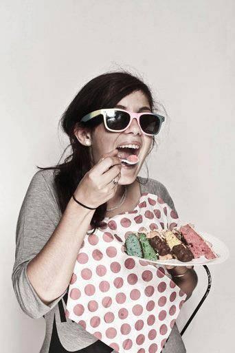 Chloé, ses lunettes et son gâteau d'anniversaire