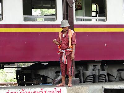 Trains thaïlande ambiance departure (diapo musical)