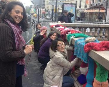 La station Mairie des Lilas entièrement recouverte de tricot urbain