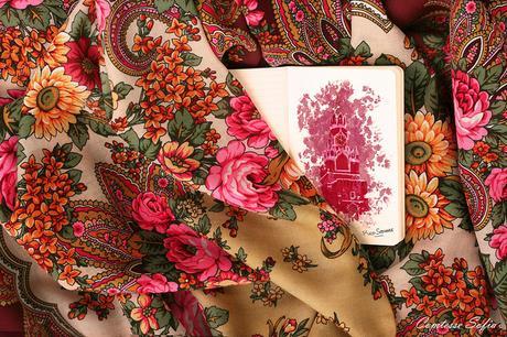 châle-fleuri-Raspberries-In-Red-Square-enseigne-Comtesse-Sofia-foulard-tendance-luxe-haut-de-gamme-riches-couleurs-nouveauté-2014