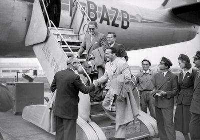 Marcel Cerdan à l'embarquement sur le F-BAZB en 1947. Il est avec Jo Longman _400.jpg