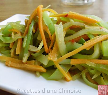 Laitue asperge sautée avec jeunes carottes 炒莴笋 chǎo wōsǔn