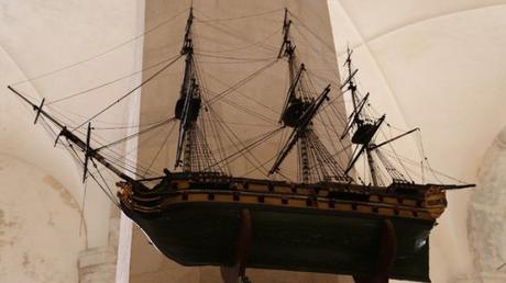 Cette maquette de navire marchand se trouve dans l'Eglise Saint-Sauveur. © LP