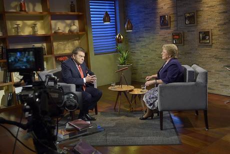 Michelle Bachelet sur le plateau de l'émission “¿Qué le pasa a Chile?” de Canal 13 durant laquelle elle a annoncé demander la démission de son gouvernement (photo Gobierno de Chile)