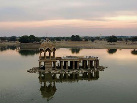 Temple sur l'eau dans la ville de Jaisalmer