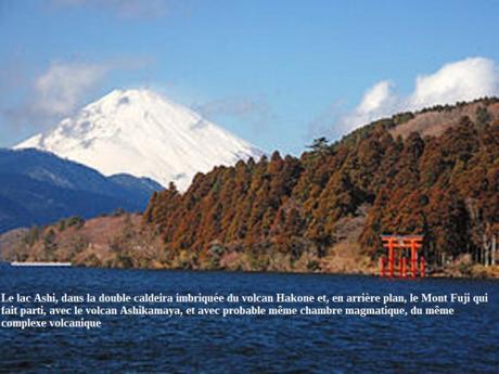 Lac Ashi et en arrière plan, le Mt Fuji.JPG