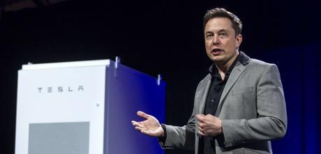 Elon Musk lors de la présentation de la batterie Powerwall de Tesla. © Ringo H.W. Chiu/AP/SIPA