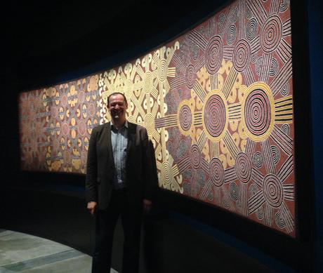 Stéphane Jacob devant une toile de Dave Ross Pwerle au musée des Confluences de Lyon