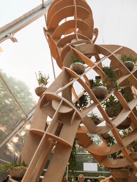 Une sculpture humaine en bois pour parler des plantes