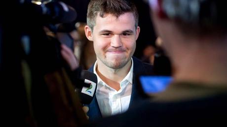 Surprise, Magnus Carlsen commente l’événement eu direct sur la chaîne de télévision norvégienne TV2 - Photo © site officiel 
