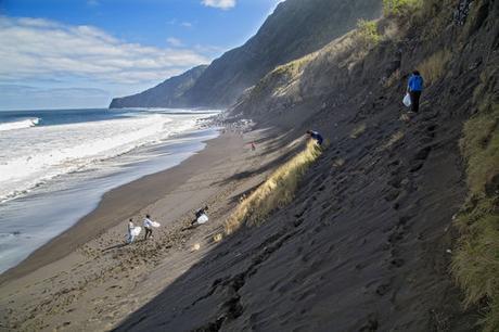 L'expédition Race for Water collecte des déchets sur les îles situées dans les gyres océaniques, comme ici aux Açores.
