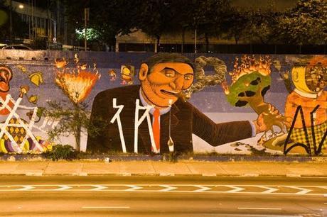 Mural OSGEMEOS et Nunca, Sao Paulo, 2012, tagué par le gang Krypta. Sur blog : https://grafitebrasil.wordpress.com/2010/03/30/4/1269357903254_f-2/