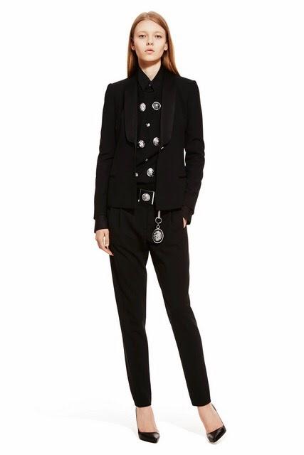 La collection Prêt-à-Porter automne/hiver 2015-16 de Versus par Anthony Vaccarello...