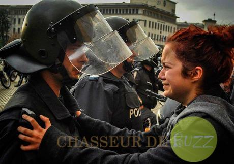 Un policier et une manifestante pleurent ensemble. Sofia, Bulgarie, 2013