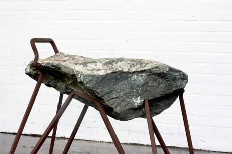 Was the first chair a stone ? chaise pierre par Lucas Munoz