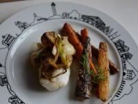 Lotte à l'aillet frais et carottes nouvelles au sésame  sur une assiette pays basque