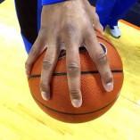 Un basketteur arrive à tenir 13 balles de tennis dans sa main