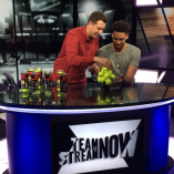 Un basketteur arrive à tenir 13 balles de tennis dans sa main Un basketteur arrive à tenir 13 balles de tennis dans sa main